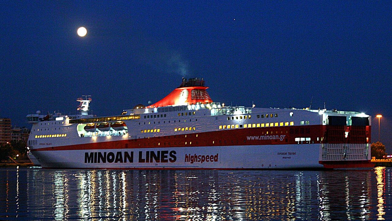 Greek island ferries: booking, deck class and the fast boat premium