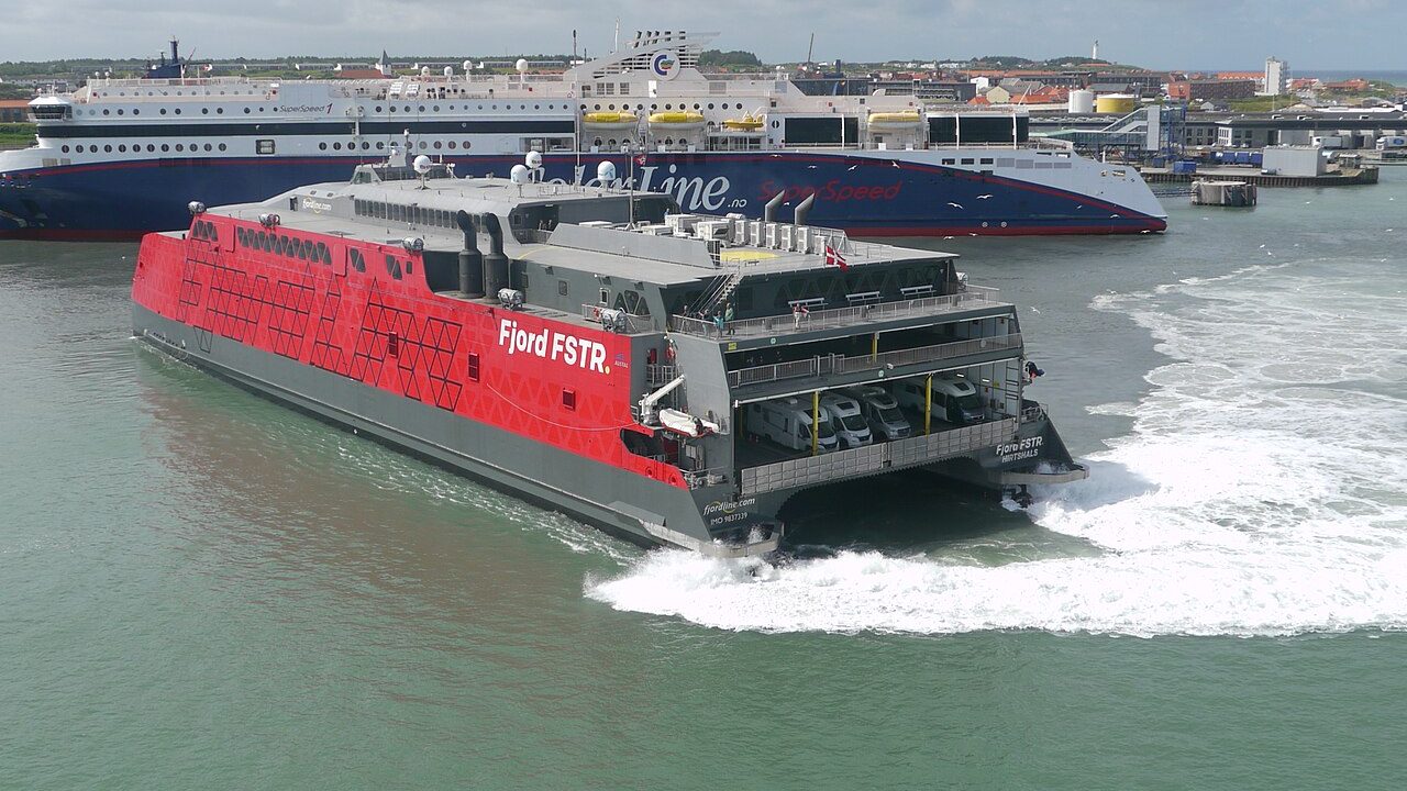 Norwegian coastal ferries: fjord routes and the car ferry rules