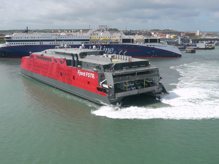 Norwegian coastal ferries: fjord routes and the car ferry rules